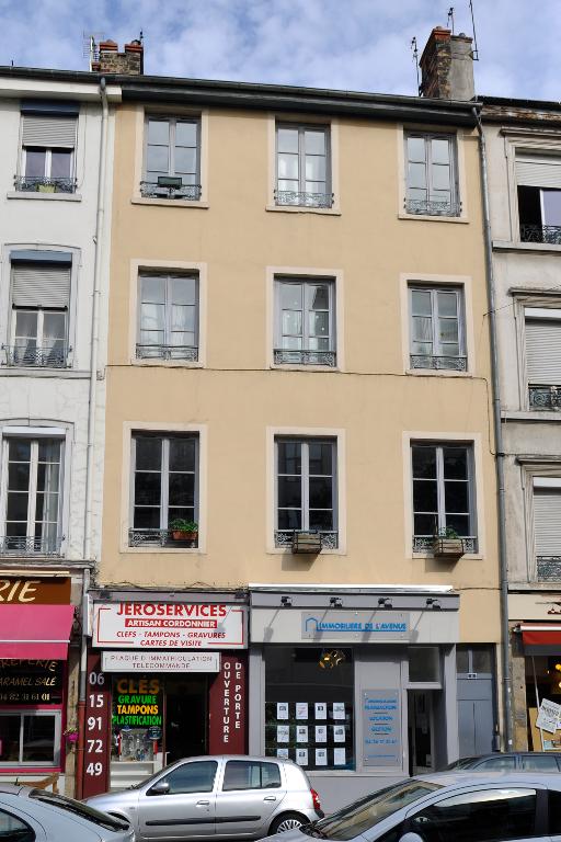 Immeuble, dépendance sur cour