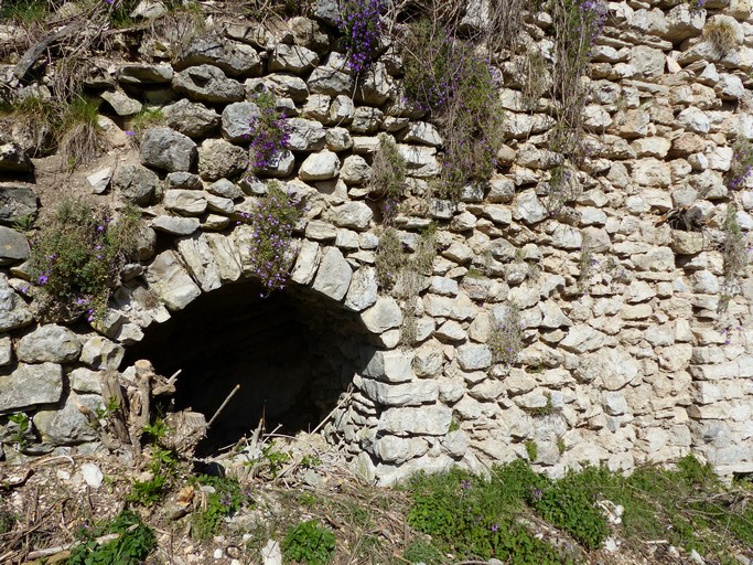 Mur de soutènement d'une maison au village, avec un réduit sous voûte en berceau.