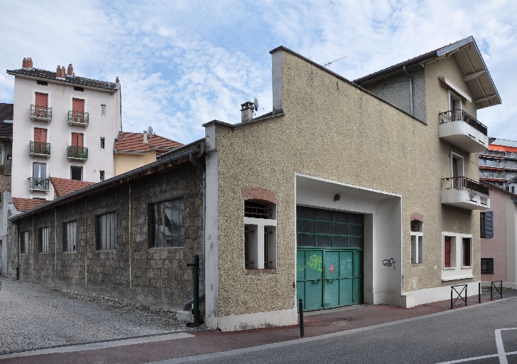 Écurie et remise, puis garage, puis garage et immeuble