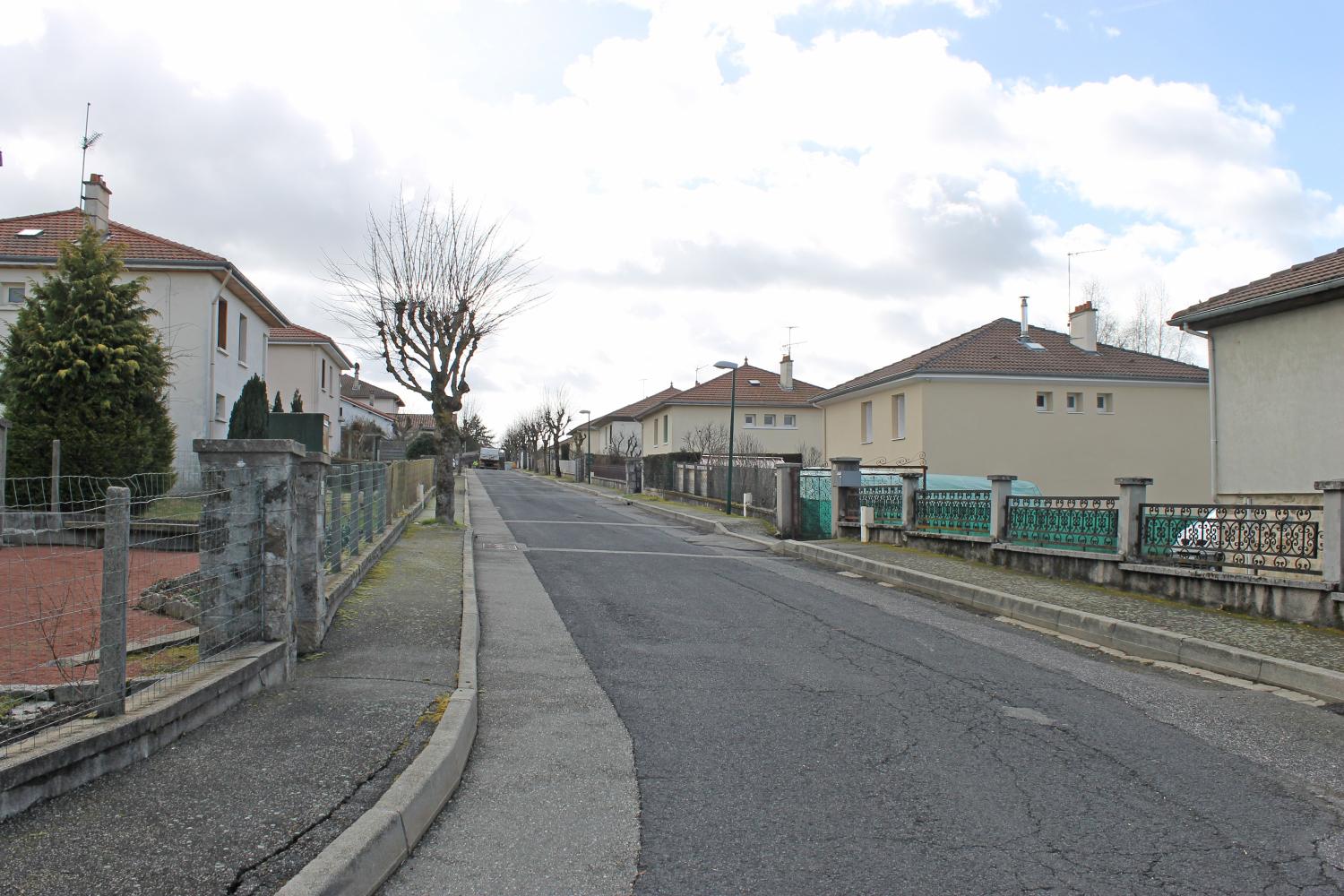 Les immeubles HLM de la Croix-Saint-Romain et le lotissement Les Érables à Sainte-Sigolène.