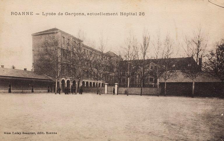 Manoir de Chènevoux, puis collège de jésuites, puis école centrale, puis lycée de garçons, actuellement lycée d'enseignement secondaire Jean-Puy