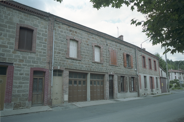 Les maisons, magasins de commerce et immeubles de la commune de Sail-sous-Couzan