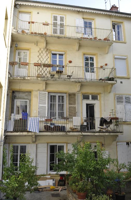 Ensemble de deux immeubles reliés par escalier et coursières