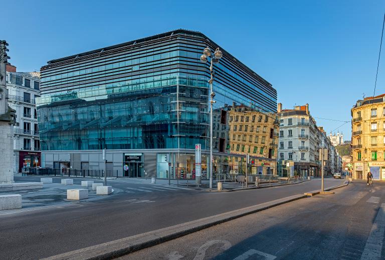 Magasin de commerce : Grand Bazar, puis Prisunic, actuellement Monoprix