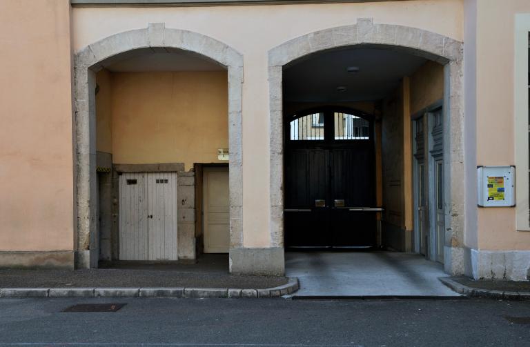 Collège de jésuites, puis institut national, école centrale supplémentaire, école communale secondaire, collège communal et école pratique de commerce et d'industrie, lycée, actuellement collège François-Ponsard