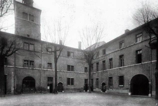 Collège de jésuites, puis institut national, école centrale supplémentaire, école communale secondaire, collège communal et école pratique de commerce et d'industrie, lycée, actuellement collège François-Ponsard