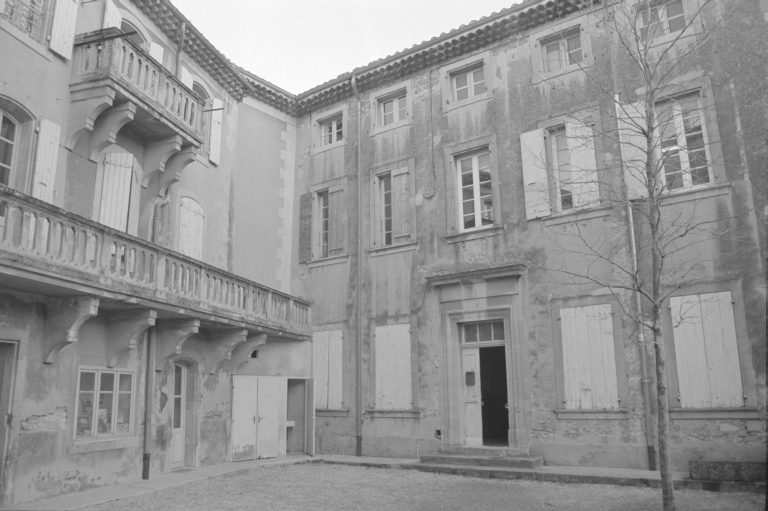 hôtel-Dieu de la Croix, hôpital, salle d'asile et pensionnat, puis école primaire de filles, actuellement poste et bibliothèque