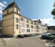 Collège de jésuites, puis institut national, école centrale supplémentaire, école communale secondaire, collège communal et école pratique de commerce et d'industrie, lycée, actuellement collège François-Ponsard