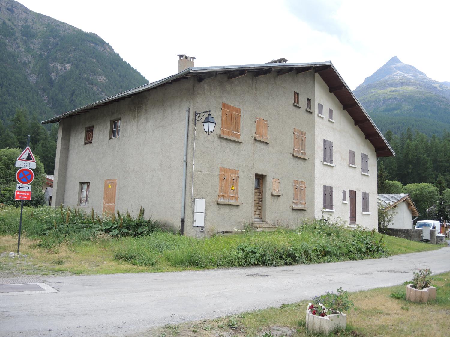 Ensemble de maisons de la reconstruction à Bessans
