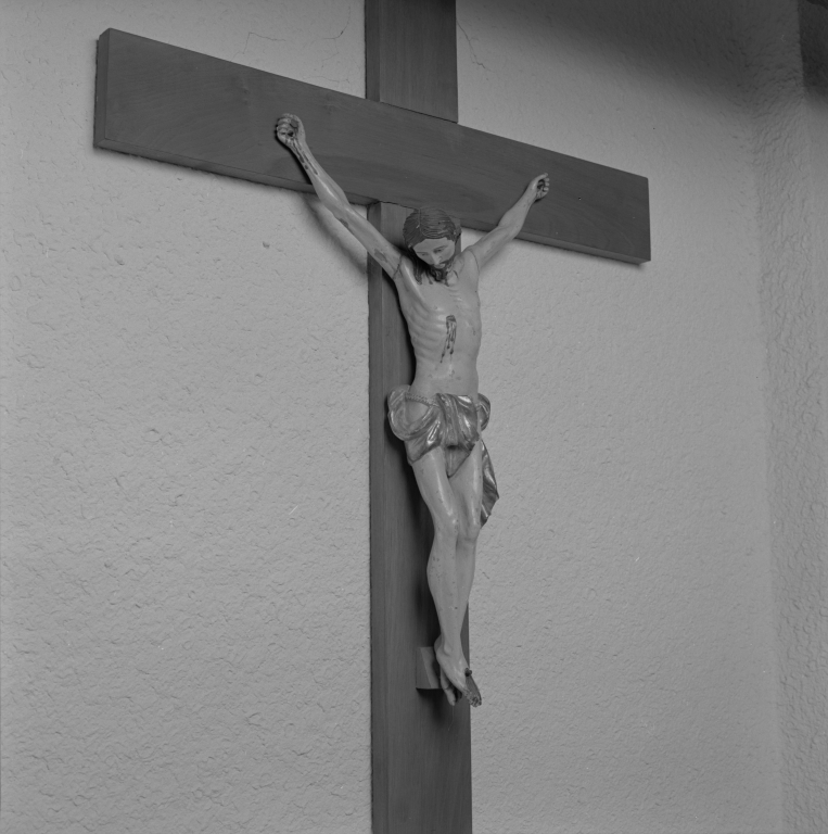 statue : Christ en croix