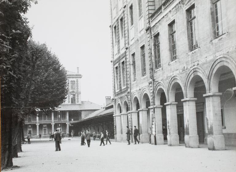 Manoir de Chènevoux, puis collège de jésuites, puis école centrale, puis lycée de garçons, actuellement lycée d'enseignement secondaire Jean-Puy