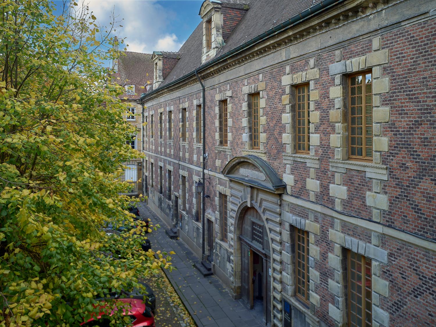 Collège de jésuites dit collège Sainte-Marie, puis école centrale, actuellement palais de justice