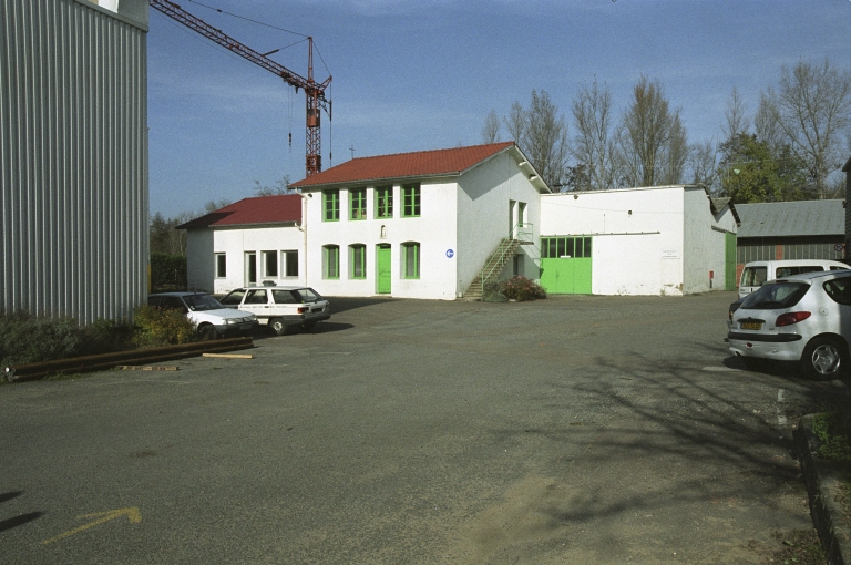 Clouterie, Papeteries de Montverdun, puis Papeterie du Forez (usine de papeterie et cartonnerie), puis usine de construction mécanique, puis usine de transformation des métaux, actuellement Forges du Lignon