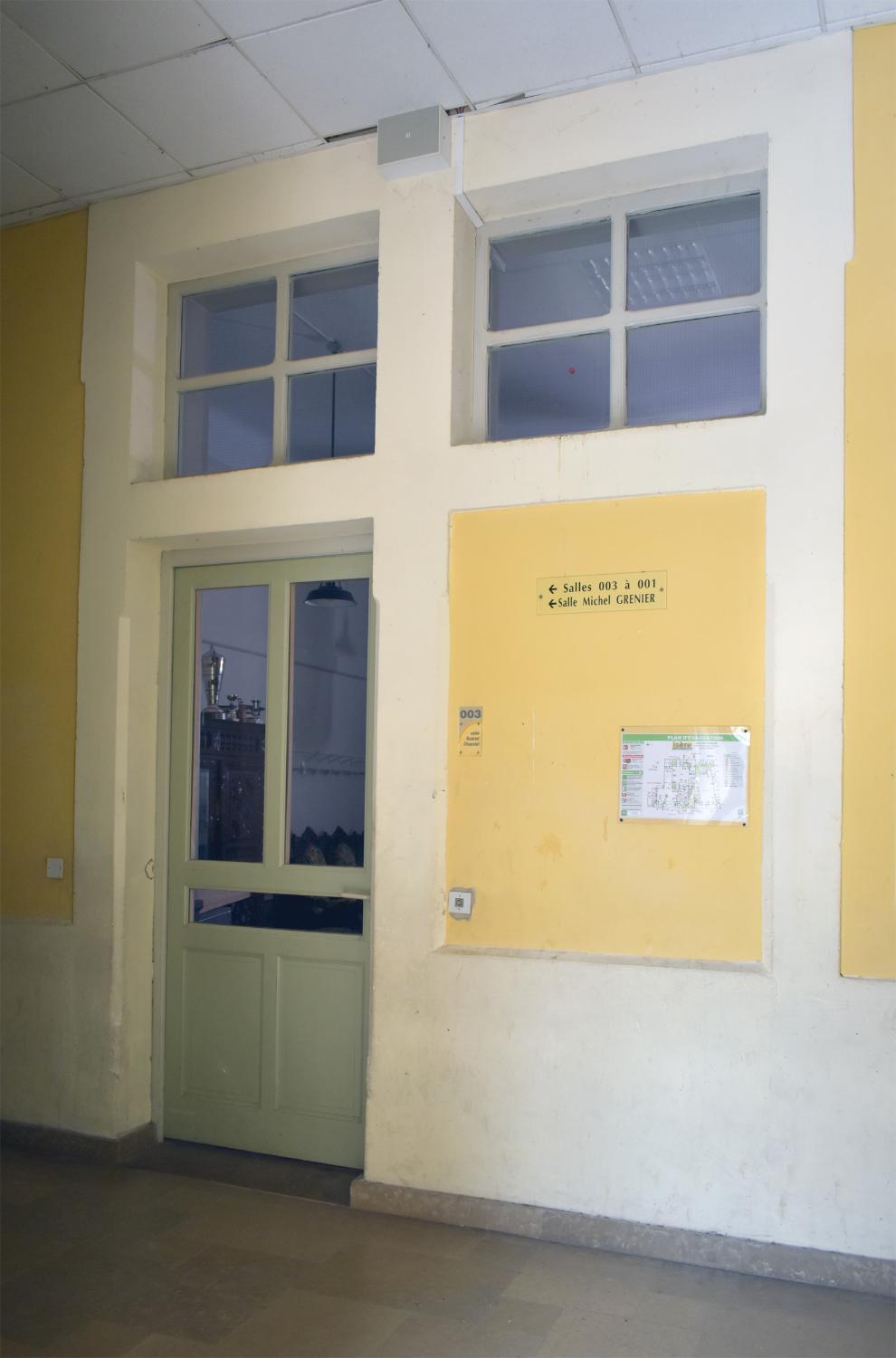 Collège de jésuites, puis institut national, école centrale supplémentaire, école communale secondaire, collège communal et école pratique de commerce et d'industrie, lycée, actuellement collège François-Ponsard