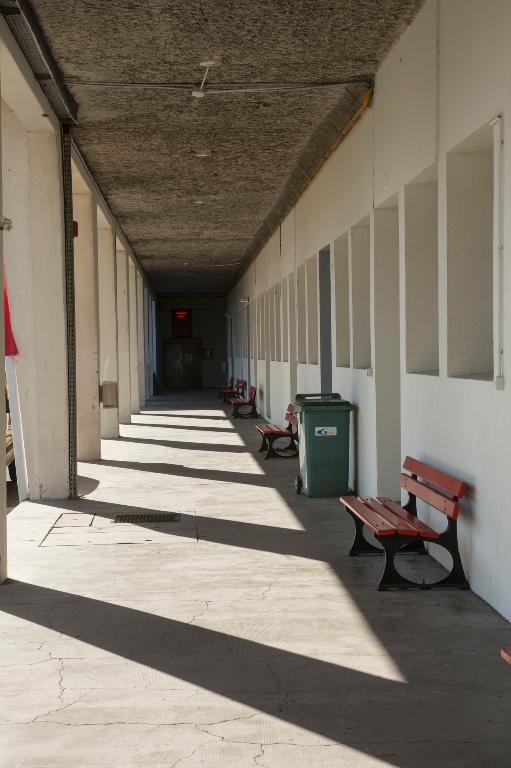 Manoir de Chènevoux, puis collège de jésuites, puis école centrale, puis lycée de garçons, actuellement lycée d'enseignement secondaire Jean-Puy