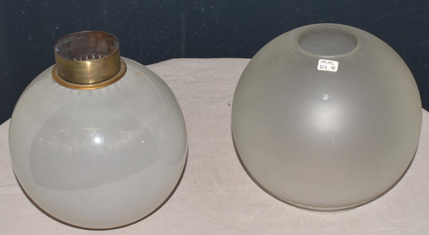 Globe de lampe n°8 d'un ensemble : pied de lampe, ensemble de globes  : 25 pièces