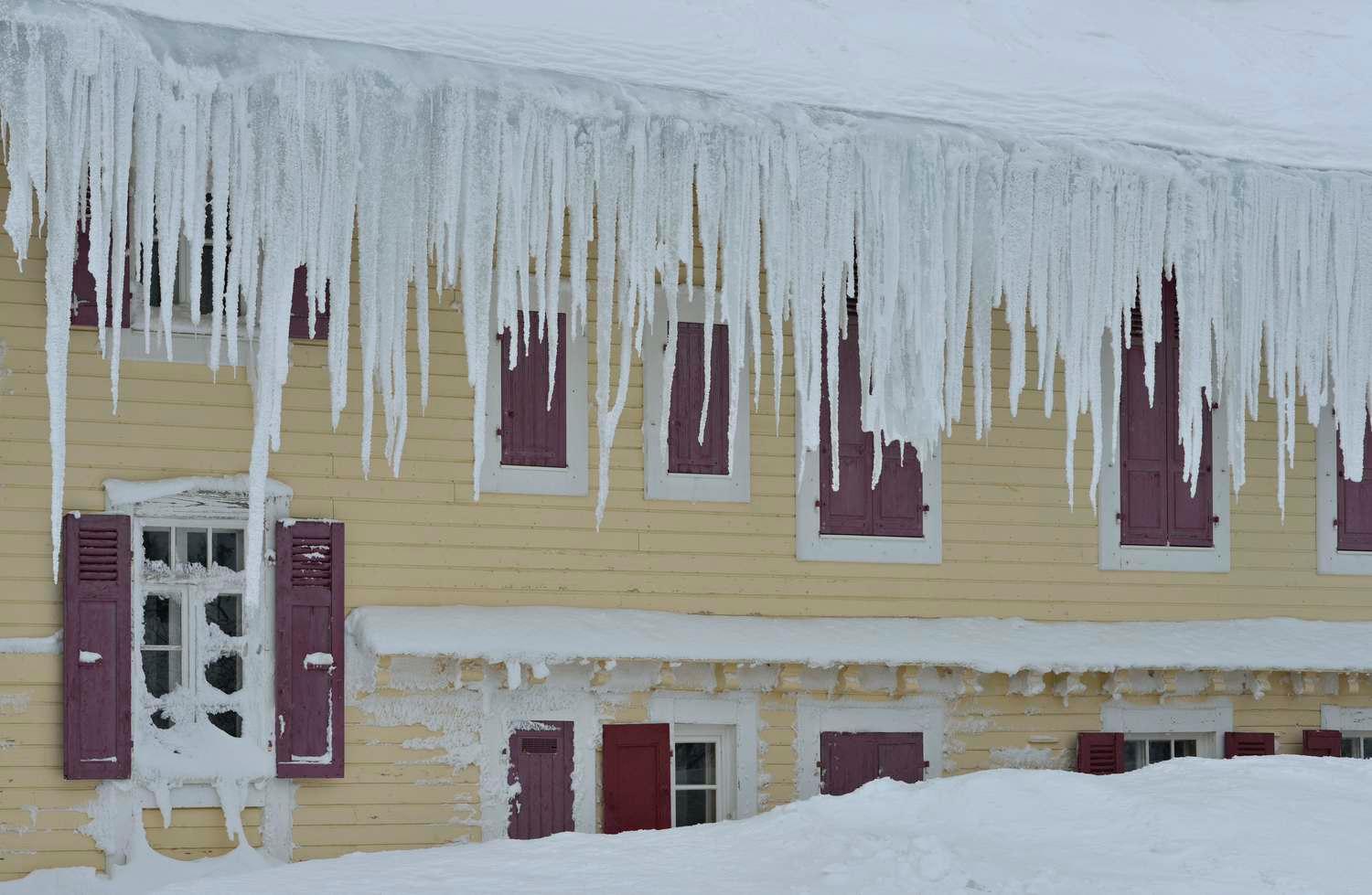 Hôtel de voyageurs, dit chalets-hôtels du Mont-Revard, puis Grand Hôtel PLM du Mont-Revard, actuellement immeuble à logements