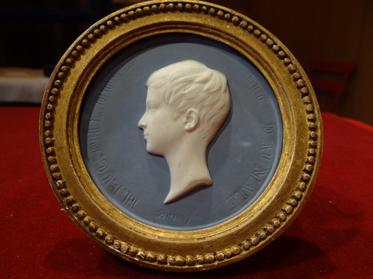 Médaillon en porcelaine de Sèvres avec le profil du duc d'Aumale enfant