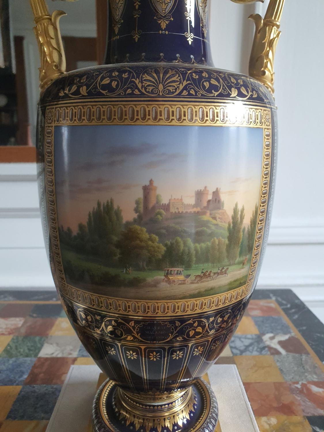 Vase de Sèvres, avec une vue du château de Maulmont
