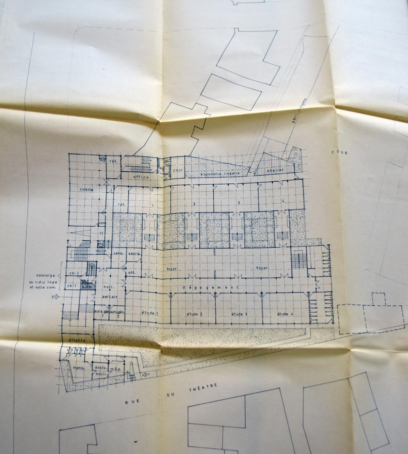 Collège de jésuites de Saint-Flour, dit collège de Fontanges, puis école municipale secondaire, puis collège municipal, puis lycée municipal, actuellement groupe scolaire Hugo-Vialatte et immeuble communal