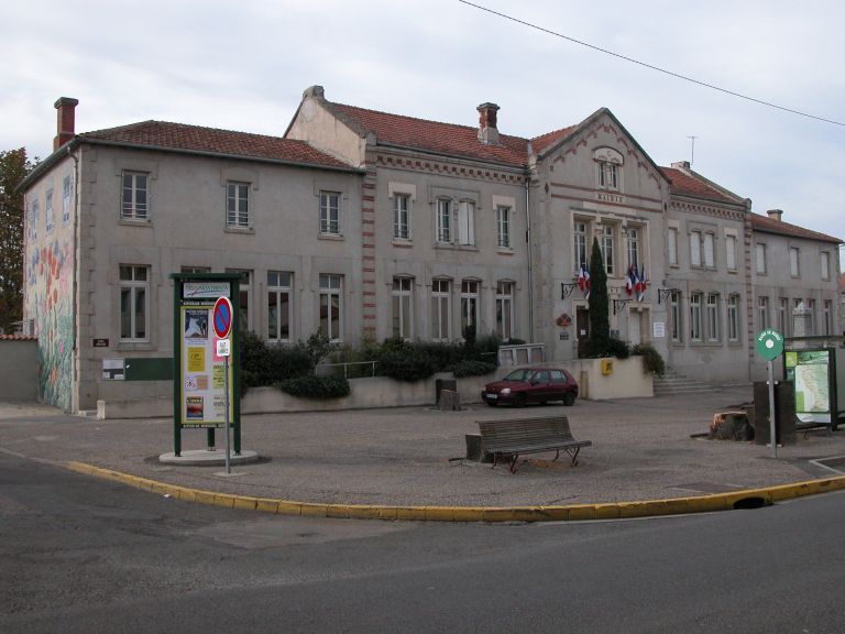 École, mairie, puis également bureau de poste