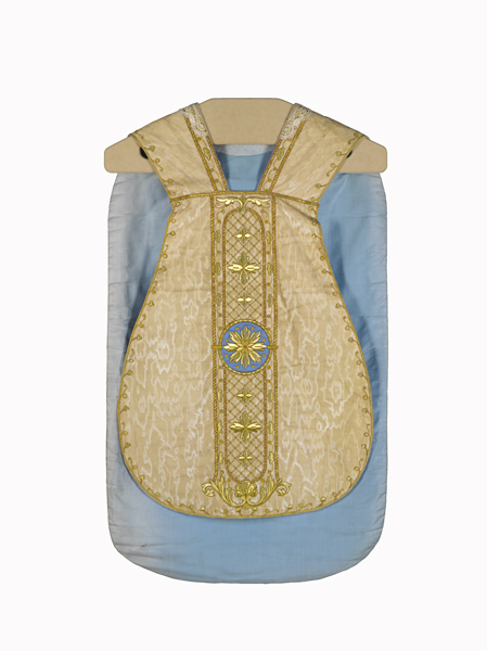ornement blanc : chasuble, étole, manipule