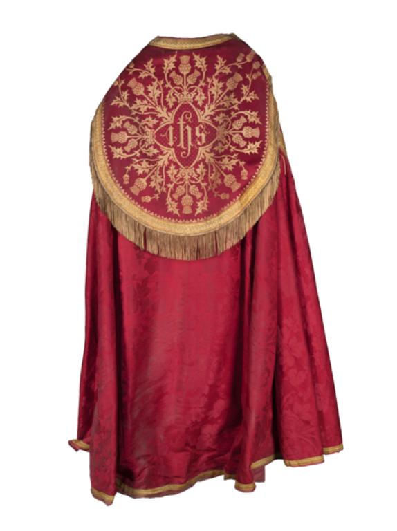 chape ; chasuble ; étole ; manipule ; voile de calice : ornement rouge