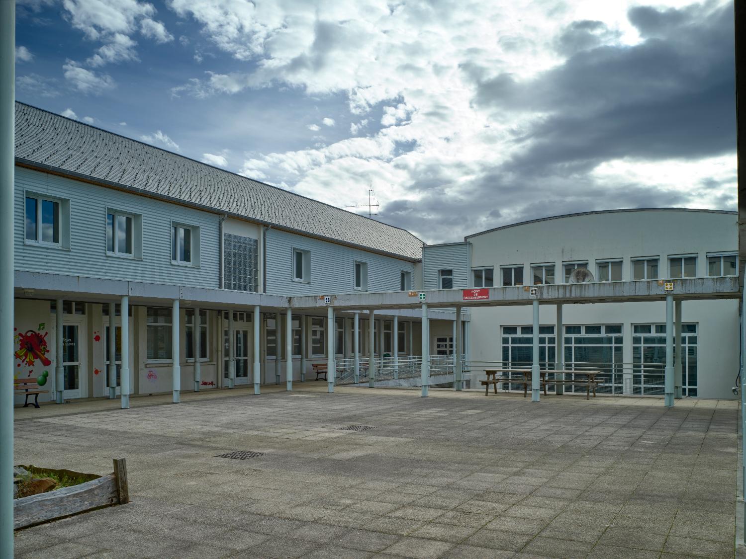 Foyer de progrès agricole, puis centre de formation professionnelle agricole, puis collège agricole, actuellement lycée professionnel agricole de Rochefort-Montagne