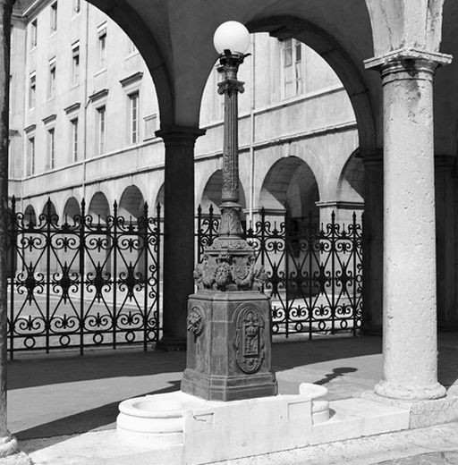 Présentation du mobilier de l'ancien couvent d'observants et couvent de tertiaires franciscaines 
élisabéthaines, devenu école supérieure vétérinaire, puis 
conservatoire national supérieur de musique