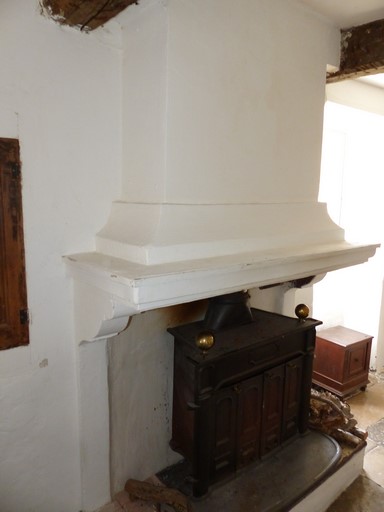 Bâtiment principal. Troisième étage de soubassement, cuisine. Mur sud, cheminée.