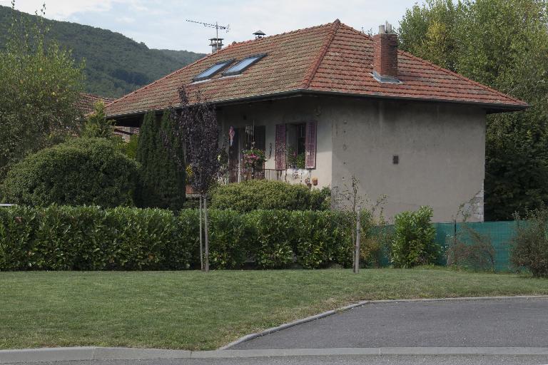 Maison et édifice agricole, actuellement maison (11 chemin des Sources de Saint-Simond)