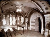 Antiquaille. Mosaïque du caveau de Saint-Pothin [chapelle souterraine, vue vers l'entrée du caveau], photogr. par S. Farges, ca 1910-1920