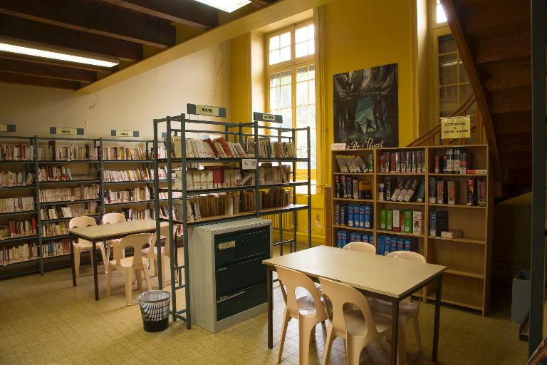 Manoir de Chènevoux, puis collège de jésuites, puis école centrale, puis lycée de garçons, actuellement lycée d'enseignement secondaire Jean-Puy