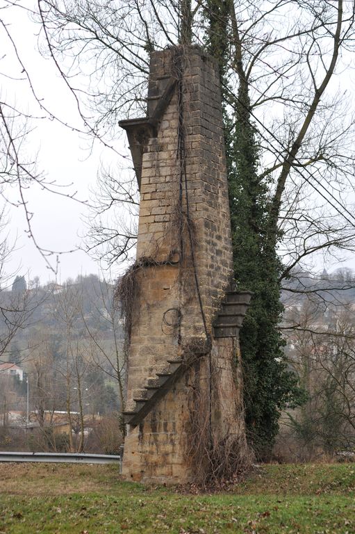 Bac, puis bac à traille de Neyron (disparu) ; piles (vestiges)