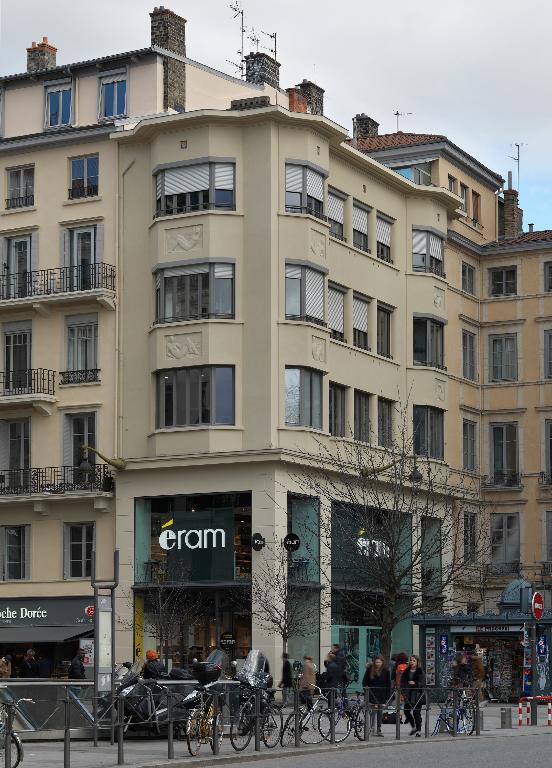 Magasin Citroën, immeuble de bureaux, actuellement immeuble à logements