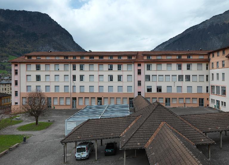 Groupe scolaire de Montroux, puis Cité technique, actuellement lycée d'enseignement général, technologique et professionnel René-Perrin