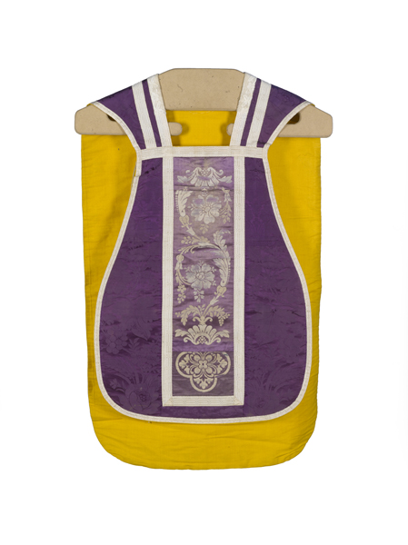 ornement violet : chasuble, étole, manipule, bourse de corporal, voile de calice