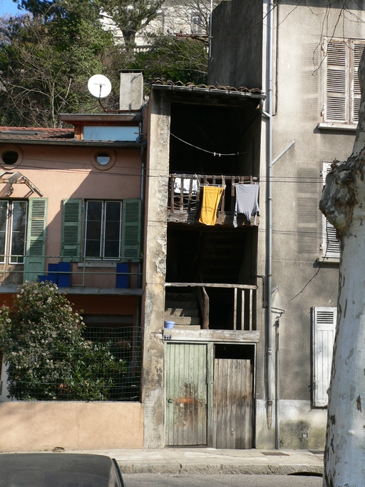 Maison et tour d'escalier