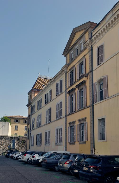 Collège de jésuites, puis institut national, école centrale supplémentaire, école communale secondaire, collège communal et école pratique de commerce et d'industrie, lycée, actuellement collège François-Ponsard