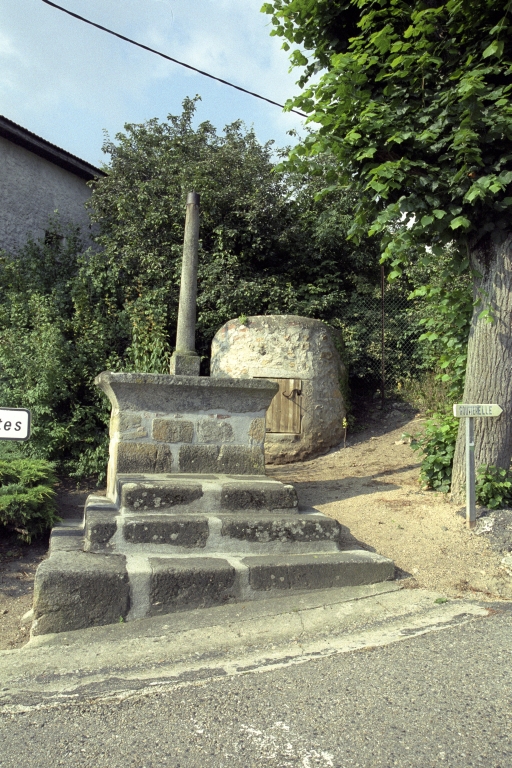 Les croix monumentales du canton de Boën et de la commune de Sail-sous-Couzan