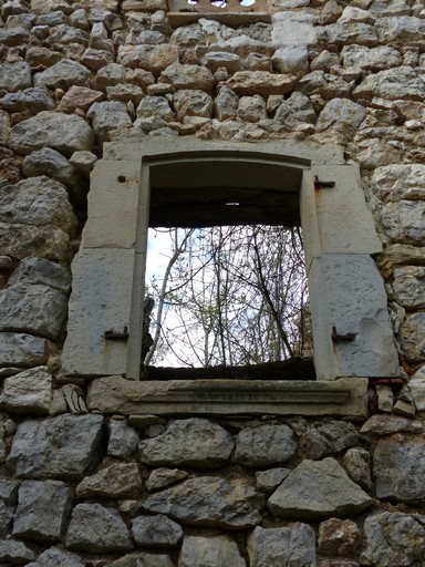 Fenêtre en pierre de taille calcaire, ferme au hameau du Génisseau.