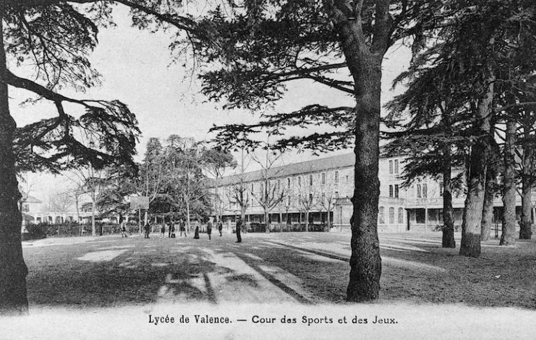 Maison, puis collège puis lycée de garçons, actuellement Lycée Émile-Loubet