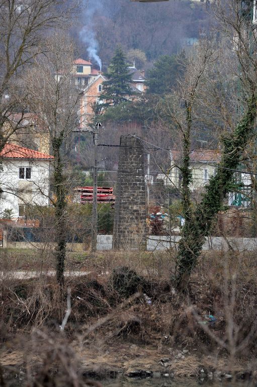 Bac, puis bac à traille de Neyron (disparu) ; piles (vestiges)