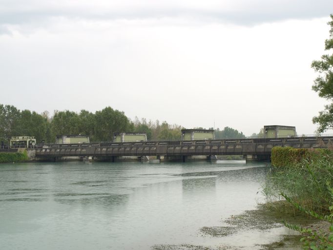 Barrage de retenue de Champagneux ou barrage de retenue de Brenier-Cordon, centrale hydroélectrique ; pont routier