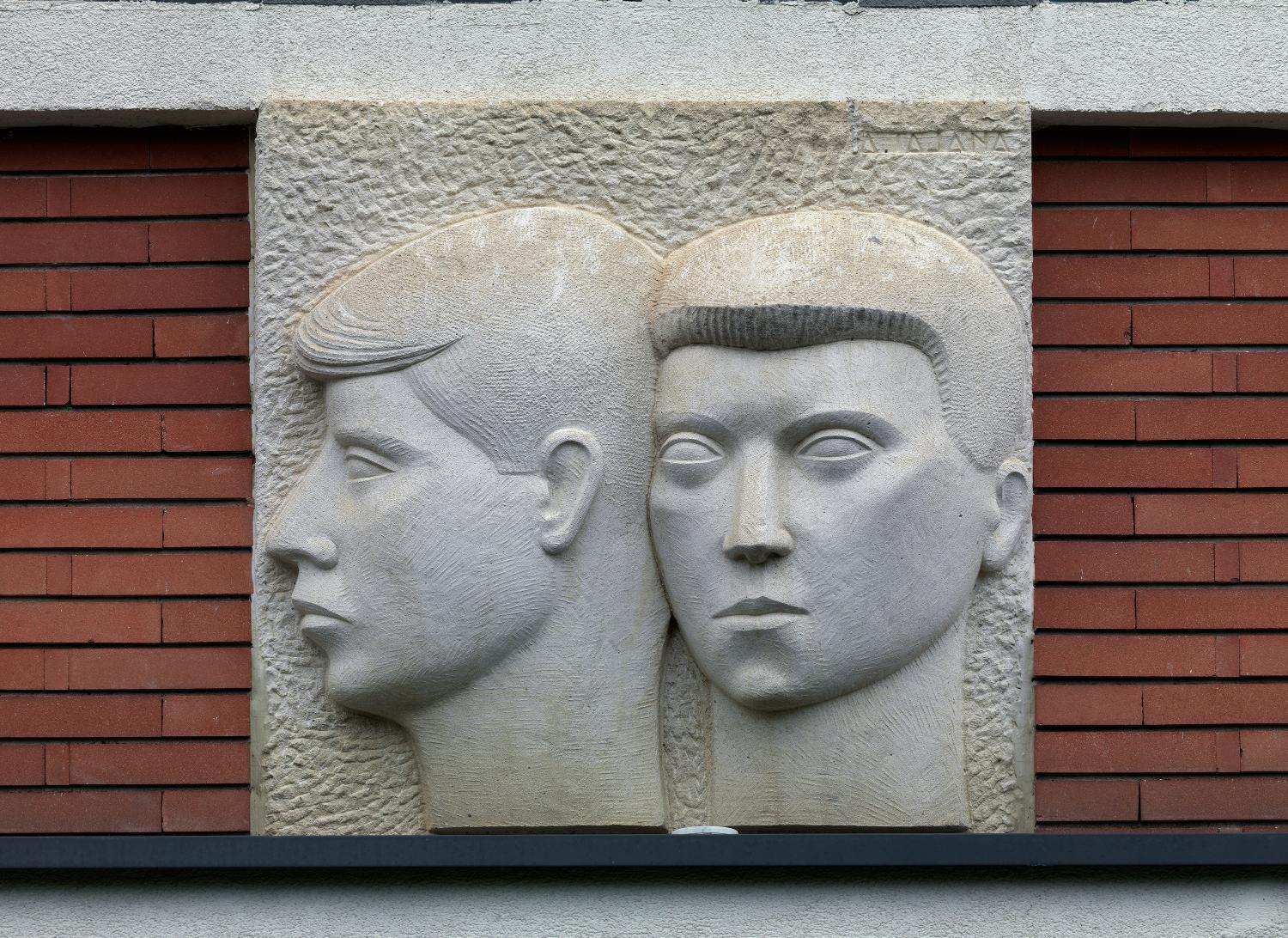 Bas-relief n° 2 : Jeunes garçons