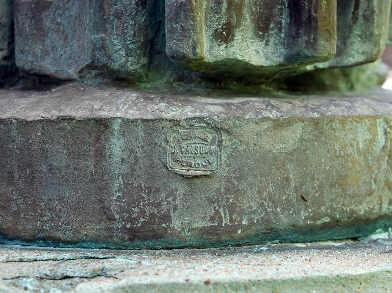 Statue (ronde-bosse) : Jeune fille à la colombe