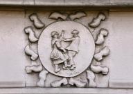 Ensemble de trois bas-reliefs : Danse et portraits d'Auvergne