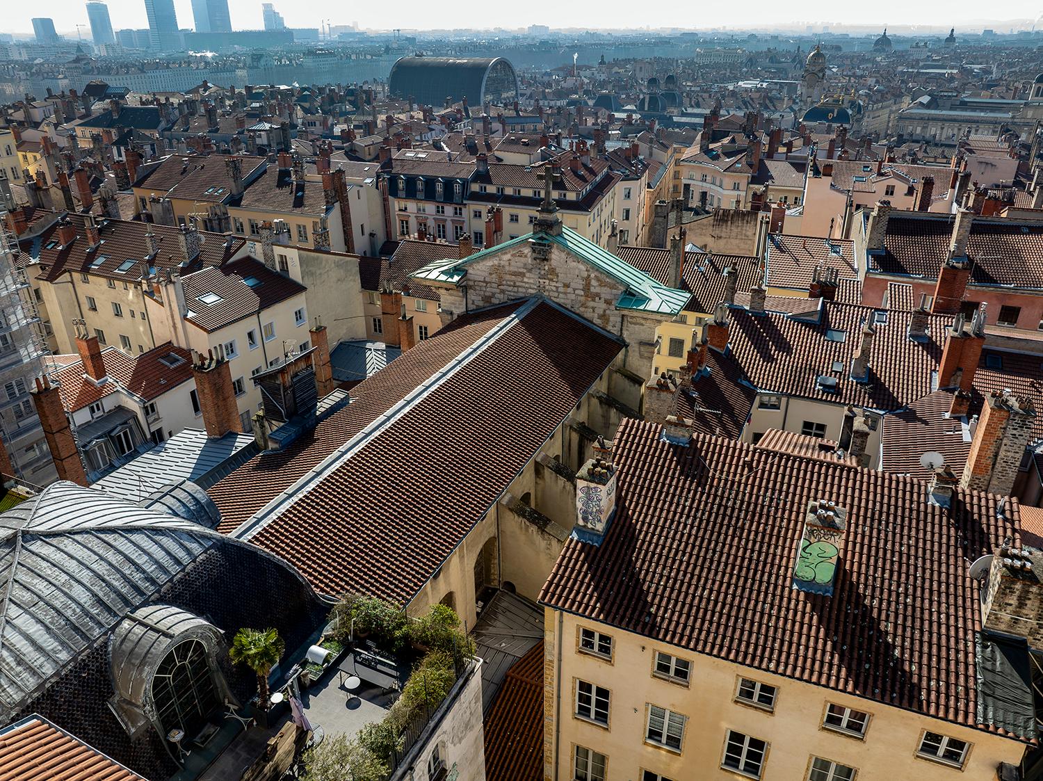 Vue aérienne de l'église Saint-Polycarpe du nord-ouest vers le sud-ouest