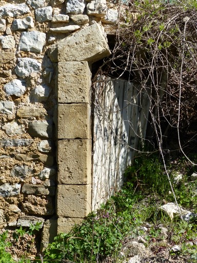 Vestige d'un encadrement de porte de logis, maison au village.