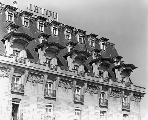 Hôtel de voyageurs : hôtel Terminus, puis hôtel Frantour, puis Grand Hôtel Mercure Château Perrache